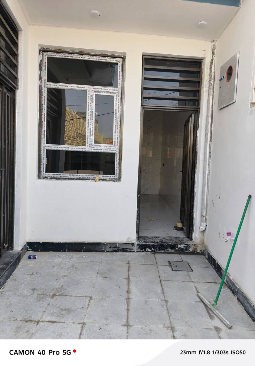 السلام عليكم 🏚️
🏠دار للبيــــــــــع    طابو زراعي سند ٢٥
فـٓــــي   
محيزم  ٤ / شارع العلويه شريفه الجديد

يبعد عن شارع العلوية ٨٠ متر 

____________
المساحه ١٧٠ متر 

زيرو استلام مباشر 

________________
🧱تفــاصيــل 
غرفـــــ عــدد ٣وصالــــــــــة وهـــــــــــول ومطبــــــــخ  ومجـمــــــــع صحــــــــيات  داخليـــــة  وخارجيـه ومنــــور 

___
__________ 
 💲متوفر كافه الخدمات / /  /ماء/ كهرباء/ انترنيت ضوئي
_______________
مـراسلـه الــصفحه او زيـاره     #مكتــــــ ب القمه للعقار
#الكائــــــــــن
فـــي شارع ٨٠ شارع العلويه شريفه الجديد  ___________________________________
📲***********
________________________________
