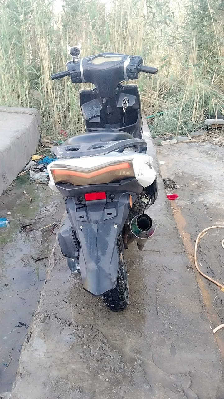 سلام عليكم دراجه سكنز  للبيع الدراجه مكفوله من كلشي مكينه نضيفه كهربائية شغاله شلعه بيها حلوه اكزوز رياضي  بس كفراتها شويه تعبانه سعر 300 وبيها مجال حك الجيه مكاني حله سده الهنديه العلمايه ***********
