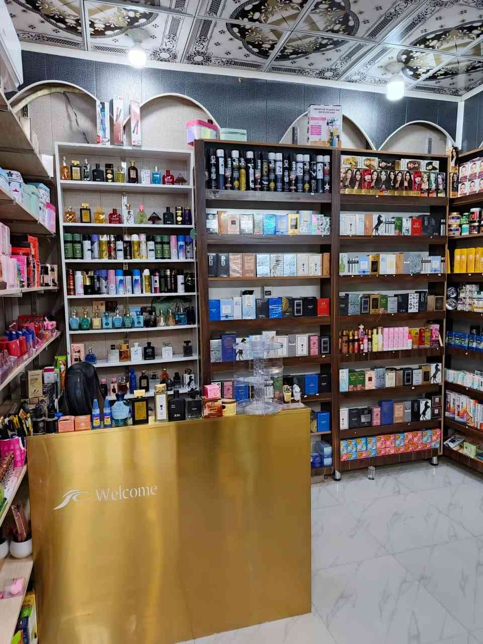 السلام عليكم كوزمتك للبيع بشارع الاطباع بمجمع فدك الطابق الثاني متكامل من غراض تجميل ومن عطور تعبا وعطور جاهزه رقمي ***********
