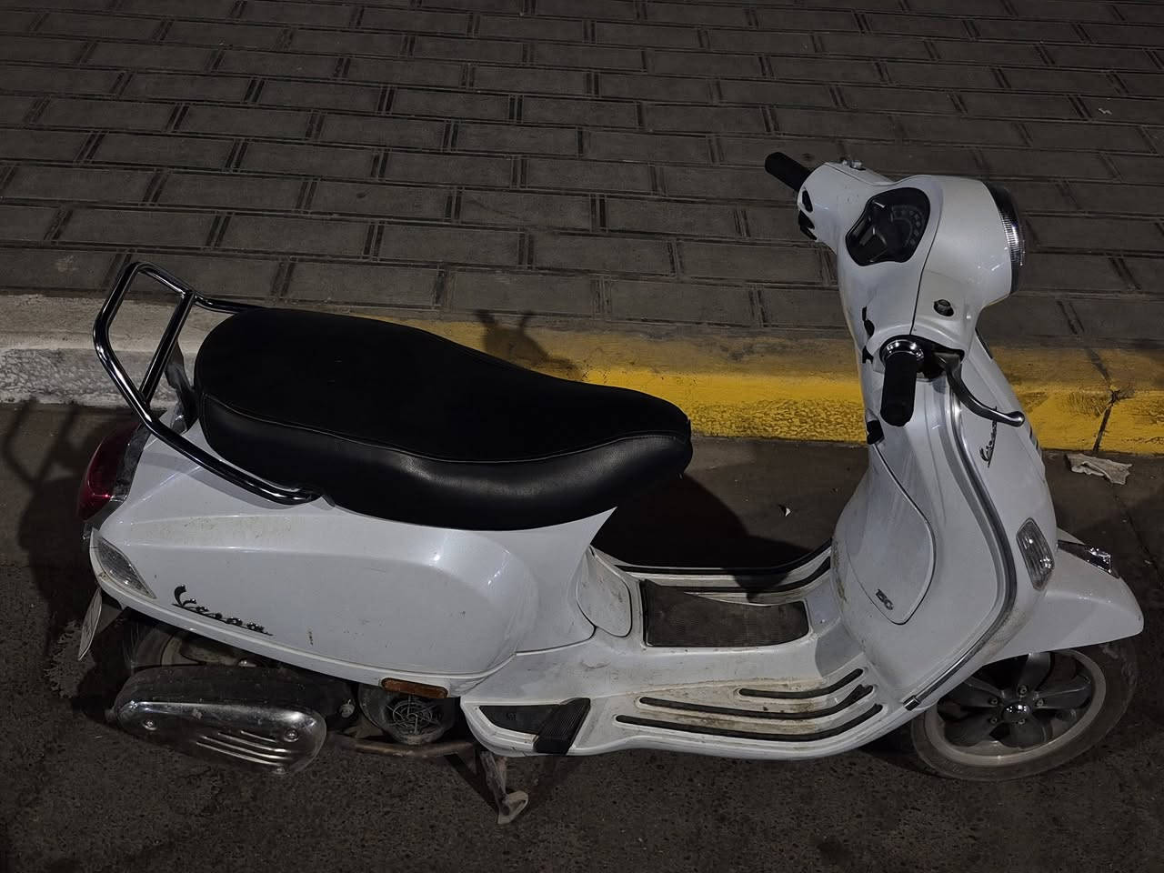 فيسبا للبيع حديد ايطالية 🇮🇹 مرقمة وكاملة من وكالة عجلة الخليج موديل 2024 للتواصل *********** مكاني بغداد الحرية
