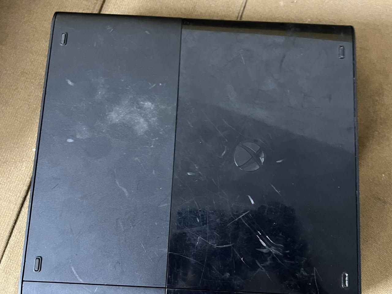 🎮 للبيع Xbox 360 E بحالة جيدة 🎮
جهاز Xbox 360 E نظيف ويعمل ممتاز.

🔹 المواصفات:

- الذاكرة: 250 GB

- عدد الألعاب: 27 لعبة قوية

- من ضمن الألعاب: Call of Duty, Darksiders 1, Darksiders 2, PES  و جيتي اي الاجزاء كلهن وغيرها من الألعاب الحماسية 🔥

🔹 الإكسسوارات:

- يدتين تحكم

  - يدة بلوتوث

  - يدة واير

💰 السعر:100الف  

⚠️ السعر قابل للتفاوض البسيط

اللي مهتم يراسلني على الخاص 📩


**إذا كنت صاحب هذا الإعلان وتريد حذفه لأي سبب، رجاءا أرسل رسالة إلى الدعم الفني**