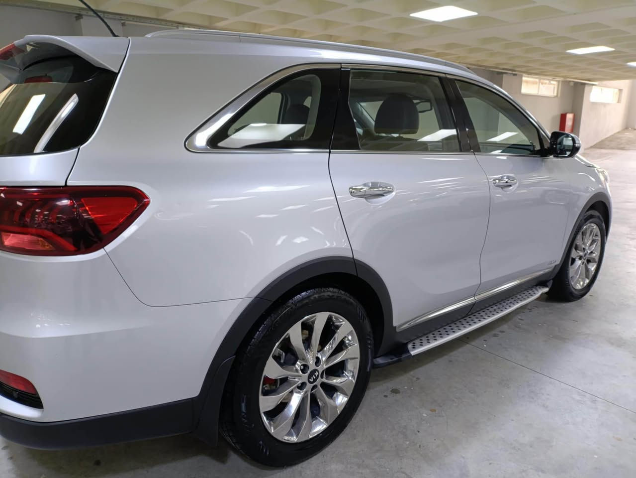 سلام عليكم كياسورينتو موديل ٢٠٢٠ 
فول موصفات جي تي لاين سته سلندر خليجي مكفوله كفاله عامه من بارد وحار  
موصفات 
بانورما 
مقاعد جلد تدفئه وتبريد
مقاعد كهربائية
انظمه قيادة ايكو أسمارت اسبورت
ماشية ٨٨ الف حقيقي
حساسات امامية خلفية 
كاميرات ٣٦٠ درجة 
صندوق كهربائي
اوتو هولد 
فور ويل 
شحن واير ليس
تبريد مركزي ٣ قطع
سبع مقاعد 
للاستفسار اتصال على رقم *********** 
                  ***********
عنوان قضاء كلار خناقين, ديالى
