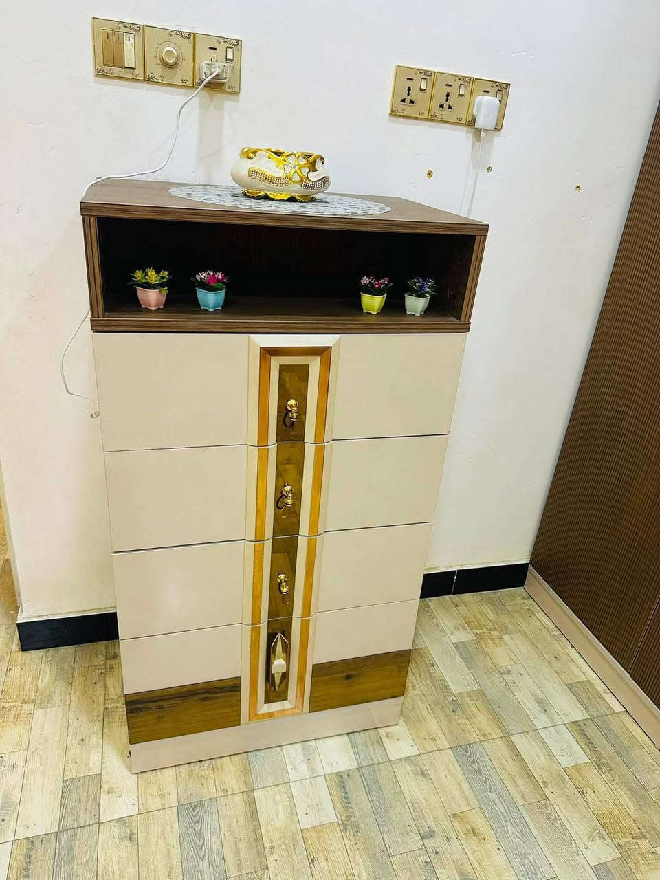 السلام عليكم غرفه ام 8 جديده كلش توها مشترينها مكان حي الخضراء السعر مليون ونص وبيها مجال قليل ***********
