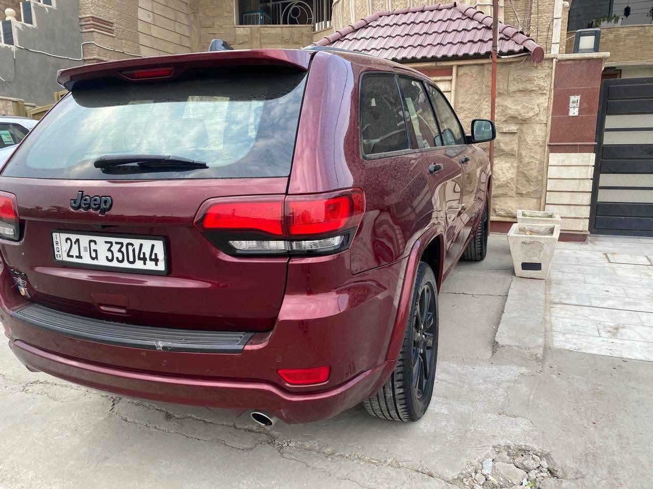 السلام عليكم
جيب كراند شيروكي 
 ايرباك سليم 2020
رقم سليمانية مميز باسمي
بلاك توب فول
فورويل ، سلايد ، ردار جانبي ، مانع تصادم 
حساس خلفي ، بصمة وتشغيل عن بعد 
ماشية 60 الف ميل 
الضرر مرفق 
صبغ ربع البنيد فقط 
تبديل قبق الجنطة نفس اللون
سونار مرفق بيها تعديل بسيط بالدواخل الخلفية 
السيارة تحتاج اعادة صبغ البنيد لان جرد وتحتاج صدر فقط 
فريز مبدل جديد
اطارات جديدة
كير ومكينة وكهرباء كلها جديدة
السعر 215 وبيها مجال
بغداد البنوك
مهندس عبدالله 
0772 353 7793
