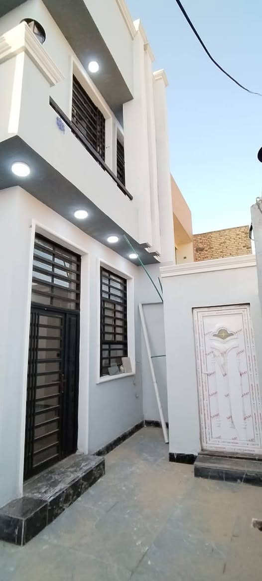 بسم الله الرحمن الرحيم 
دار للبيع المساحه 150 متر حي العسكري المربع الاول بناء جديد درجه اولى صب مركزي طابوق نهروان الطابق الاول غرفتين وصاله واستقبال ومطبخ ومكاشيف 2 صحيات داخليه و خارجيه الطابق الثاني غرفتين وصاله وصحيات السعر 225 مليون مع المجال للاستفسار *********** مكتب الأمير للوساطة العقارية
