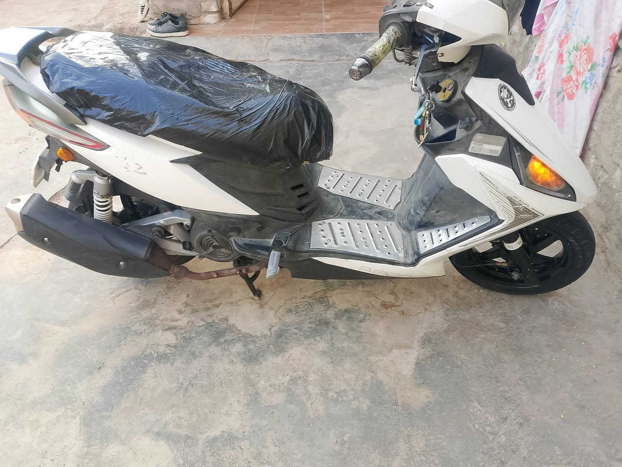 السلام وعليكم شباب دراجه للبيع نوع الدراجه ايون سرعت الدراجه 140 الدراجه كفاله عامه كشر ومكينه بيهة كسر بسيط بتريشه اليسره المكينه حته تفيلس مافيلسه شرط ختم واحد ايون مامبدل بيهة برغي المكينه اذا ممدود عليهة سبابنه تاخذهة بلا بيهة مكان كيبل مال شحن بلادي وهوايه مواصفات كلشي شغال بيهة سعر الدراجه 650 وبيهة مجال الموشراي ليتعبني مكان الدراجه ديالئ  للستفسار ***********
