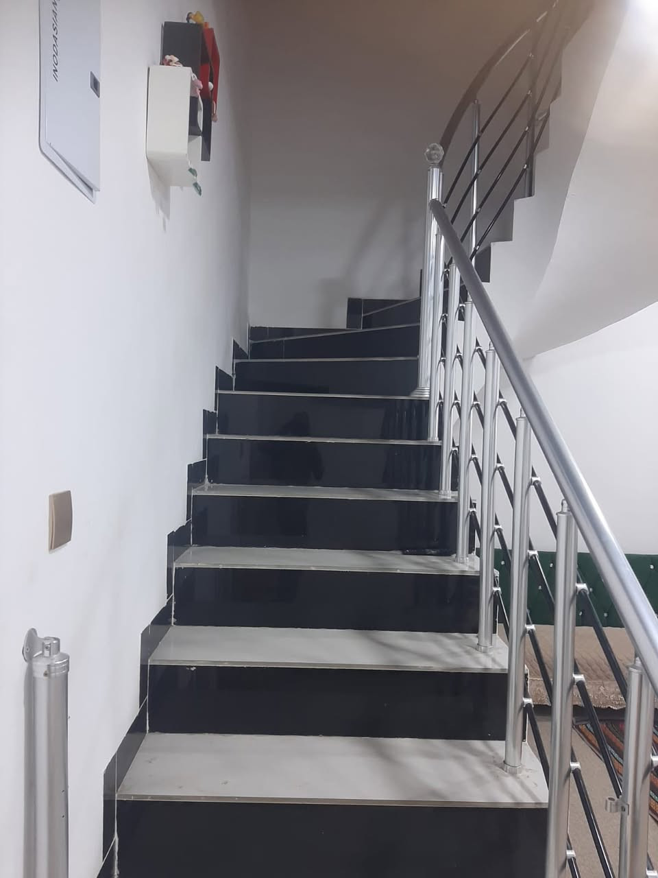 دار للبيع زراعي في حي الشموع جاهز للسكن مساحه 150 متر جداً قريب ع شارع العام بناء درجه اولئ بناء حديث تفاصيل بناء // غرفتين / صاله / مطبخ / وستقبال/ وصحيات داخليه وخارجيه // السطح شتايكر /بيت بي وصل تطويب للاستفسار اكثر تصال او زياره المكتب في الشموع ع شارع العام  
*********** // #مـكتب_المسـتقبل_للعقـار 🏠.
