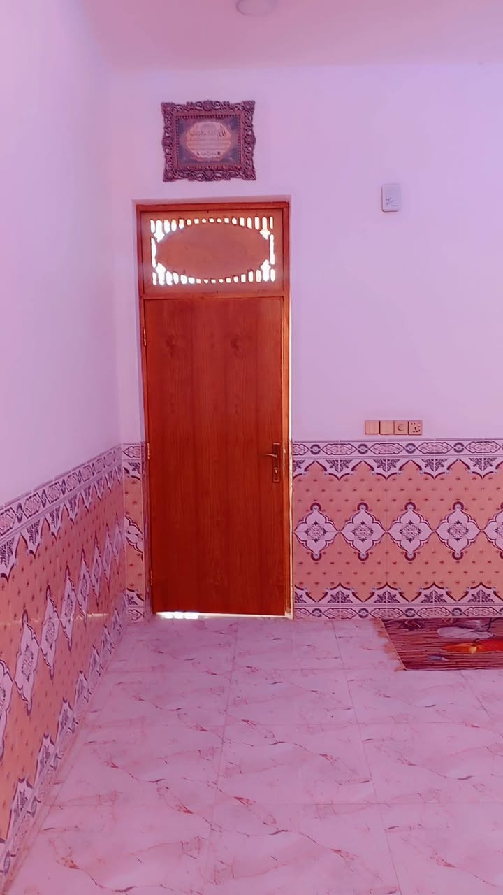 اللهم صلي على محمد وآل محمد
مكلف بالنشر  
بيت زراعي للبيع بحي الامير قرب شارع ٣٠ 
المساحة ٢٠٠ يحتوي علئ رباط كونكريت ارضي بناء طابوق بناء حديث ستقبال ٤+٧ غرف عدد  ثنين ٤+٥ صافي صالات عدد ثنين وحد ٤+٥
وثانية ٤+٦
مطبخ ٤+٥
صحيات داخلية وخارجية تطبيك سراميك جداري ورضي كامل
وارش رتفاع مترين
تئسيسات كهربائية وماء ومجاري درجة أولى والشبابيك والبوب حديد درجة أولى 
بوب صاج تسكام درجة أولى 
البيت جاهز من كلشي
الإتصال ولاستفسار علئ الرقم ***********
