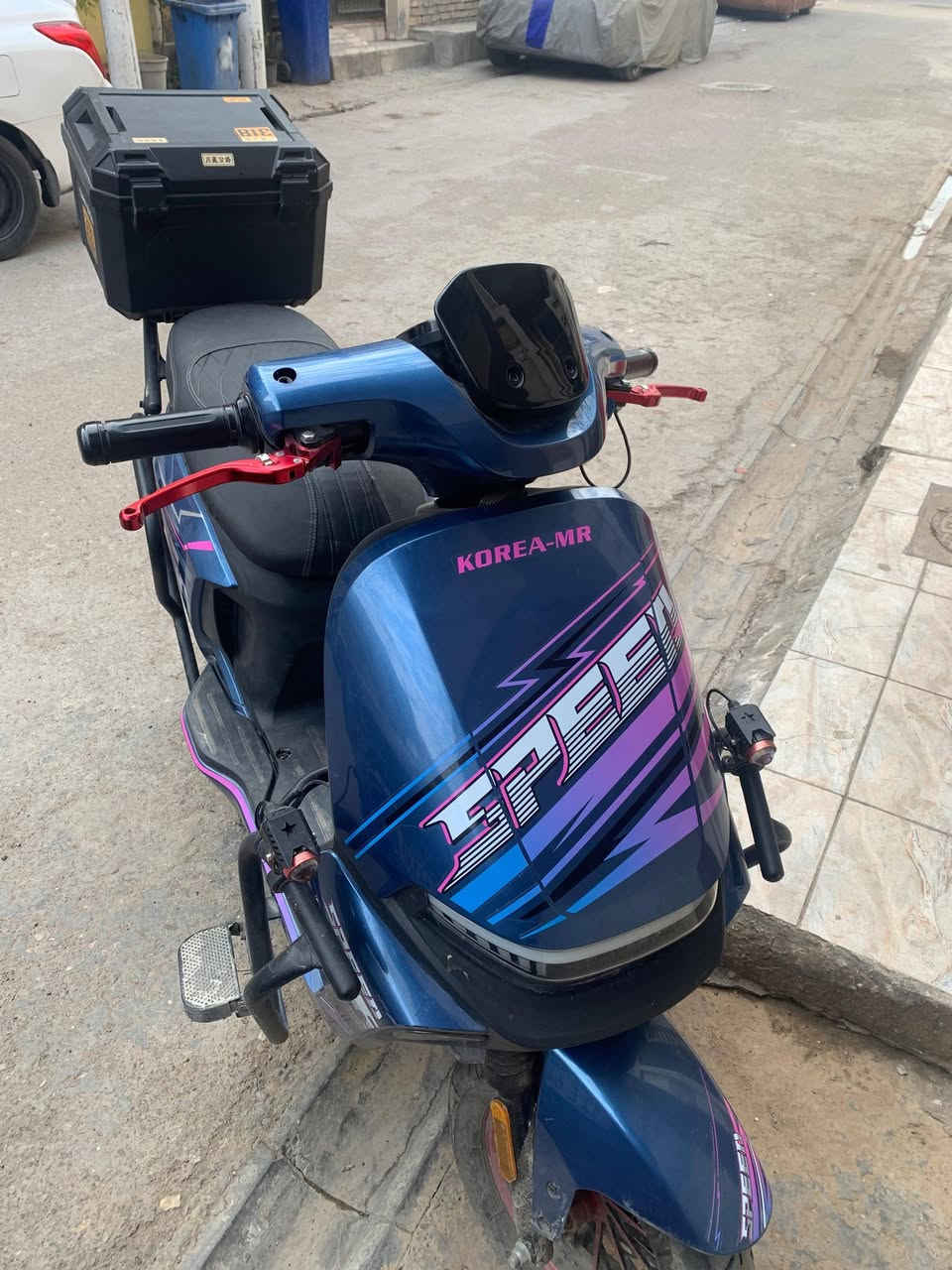السلام عليكم ورحمة الله وبركاته
دراجه كهربائية حجم كبير  Kore Mr  - Speed 
الدراجه استعمال قليل ونظيفة 
كهربائيات شغاله 
بطاريات نوع WLNEE كبير ارقى انواع البطاريات بالسوك قبل يومين بدلتهن جدد يعني  .  
شاحنتها فولتية عالية وشحن سريع وتنطيك انعاش للبطاريات  .  
وياها مري وصندوك  .  
سعر الدراجة 650 وبيها مجال بسيط 
مكاني بغداد  - الاعظمية  .  
لل استفسار اكثر *********** مافتح ماسنجر فقط رقمي هاذا  .  
وشكراً  .
