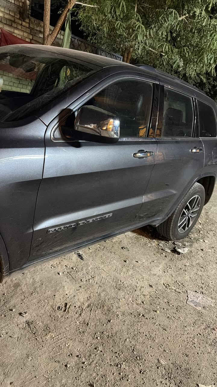 جيب لاريدو 2017 وارد امريكي
السياره حره حاليا 

ضربتهه خفيفه بأمريكا 

وبيها بارد بباب الصدر السياره ماشيه 110 km

بصمه كشن كهربائي 

شاشه جبيره 

كير محرك مكفول
***********
