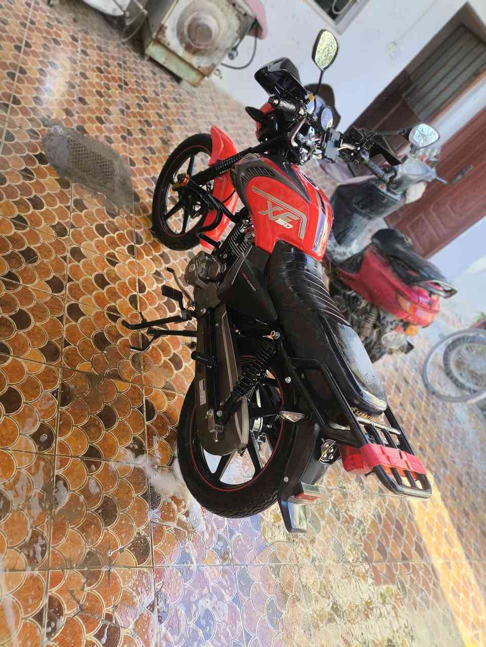 اسمع التفاصيل للأخير وراسلني ...متاح.دراجه شاينك شكل رياضي وكيلها نوار الباشا . مكينه 150  والكمرك مدفوع وجاهزه الترقيم الدراجه طالعه نهايه 2025. بس مسجله 2023. علمود الترقيم لن بعد هذه الموديل سكنر مو أصولي  نضيفه كلش. بحيث زلغ مابيها الله شاهد وبرغي ما مفتوح بيها على أيدي اروح لشغلي ورجع بيها. وكثر الوقت ما اطلع بيها. مضمومه بلبيت  متواجد على الخاص . ***********
