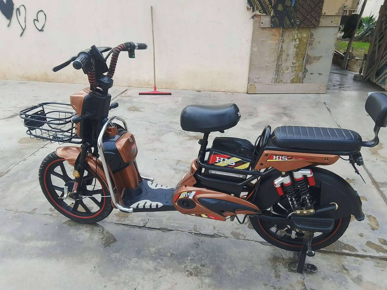 السلام عليكم اخوان دراجه شحن للبيع مكفوله من ناحيت النضافه والبطاريات الدراجه نضيفه لوك بشرط ابيعه ومبينه كدام العين مكاني كركوك رقمي *********** موجود خاص و عرقم بيع مستعجل السعر 300 الف وبيها مجال للطيبين
