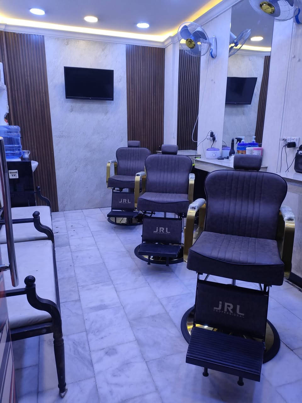 السلام عليكم
محل حلاقة للبيع الموقع البلديات اليو ان شارع 30 المحل تأسس قبل 7 سنوات 
للاستفسار المراسلة على الخاص او الاتصال على ***********
