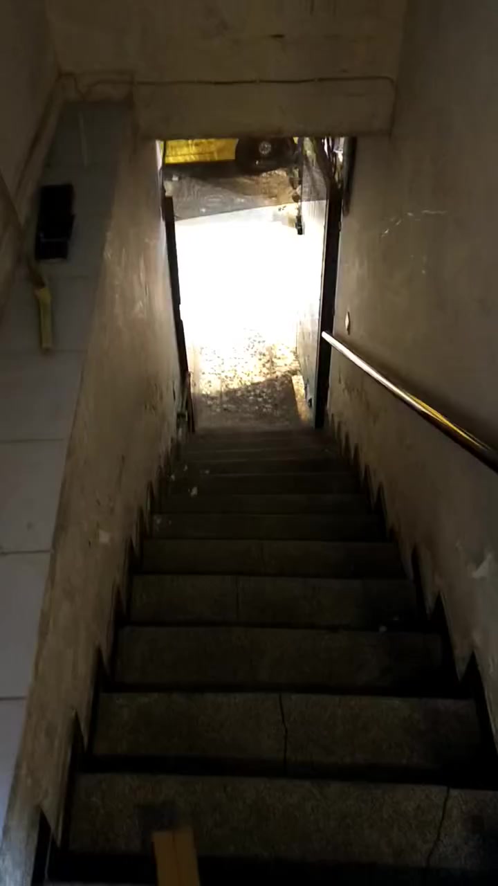 شقه للايجار الأعظمية شارع مسجد جلال قرب أسواق الريان طابق اول تحتوي على غرفتين وصاله ومطبخ وخدمات والشقه مجهزه بسخان وماطور ماء.. للاستفسار ***********
