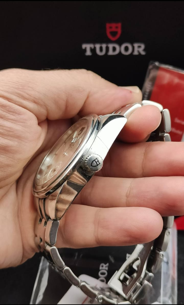 بسم الله الرحمن الرحيم ... 🌿

                                        🇨🇭 TUDOR 🇨🇭
تيودور گلامور
المنشأ #سويسري #اصلي
اوتوماتيك
#علبة #گرنتي #كتلوك
قطر 42mm
🔴 السعر 1450$ 🔴
رقم واتس *********** ☎️
🚛 يوجد توصيل 🚛
