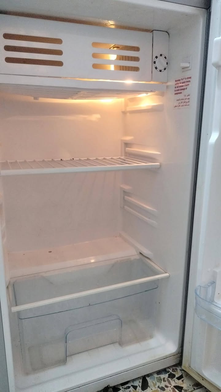 ثلاجه حجم صغير RJ جديده جداً شرط التجميد 🥶🥶قرصه
العنوان مدينه الصدر السعر 125 وبيها مجال 
الاستفسار على الرقم ***********
