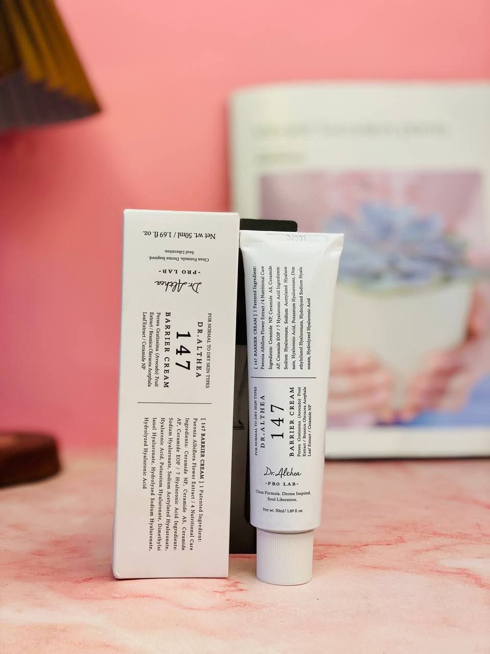 🌿 كريم دكتور الثيا 147 – Dr. Althea 147 Barrier Cream
لترميم حاجز البشرة، تهدئتها، وترطيبها بعمق 💧

🔹 يعزز الحاجز الواقي للبشرة
بفضل مركب Guaiazulene المهدئ، يخفف الاحمرار ويعيد التوازن للبشرة الحساسة.

🔹 ترطيب فائق بسبع طبقات من حمض الهيالورونيك
يرطب كل طبقة من طبقات البشرة ليحافظ على النعومة طوال اليوم.

🔹 تركيبة مغذية وغنية
مدعّمة بزيوت طبيعية مثل زيت الأفوكادو وزيت الشاي الأخضر + زبدة الشيا، لتغذية مكثّفة دون انسداد المسام.

🔹 لطيف وآمن 100٪
خالي من العطور، الكحول، البارابين، والمواد المهيجة – مثالي للبشرة الحساسة جدًا.

🔹 ملمس كريمي ناعم
يذوب في البشرة دون أن يترك طبقة دهنية، مثالي للاستخدام الليلي أو كخطوة نهائية في روتينك اليومي.

السعر خاص


**إذا كنت صاحب هذا الإعلان وتريد حذفه لأي سبب، رجاءا أرسل رسالة إلى الدعم الفني**