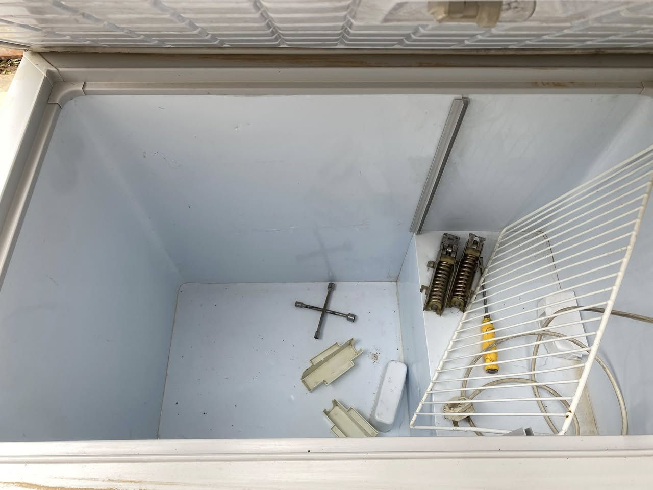 مجمدة للبيع شغالة بس يحتاجلهة نرمادة وحدة من ورة لين مكسورة بس شغالة طبيعي او الغسالة بيهة خلل بل كهربائيات يمكن بس الموطورات مالتهة كلها شغال قيم وخذ 7755465393
