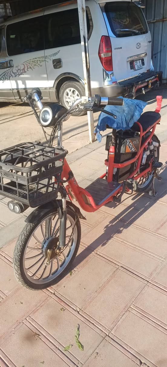 السلام عليكم بايسكل شحن للبيع كامل مانقص اي شي لايت شغال بك لايت شغال اشاير اربع نمر تبديل بصف السكليتر البايسكل عوزة بس بطارية الان شوي ضعيفة ويراد تبديل 300 وبي مجال العنوان واسط قضاء الاحرار رقم ***********
