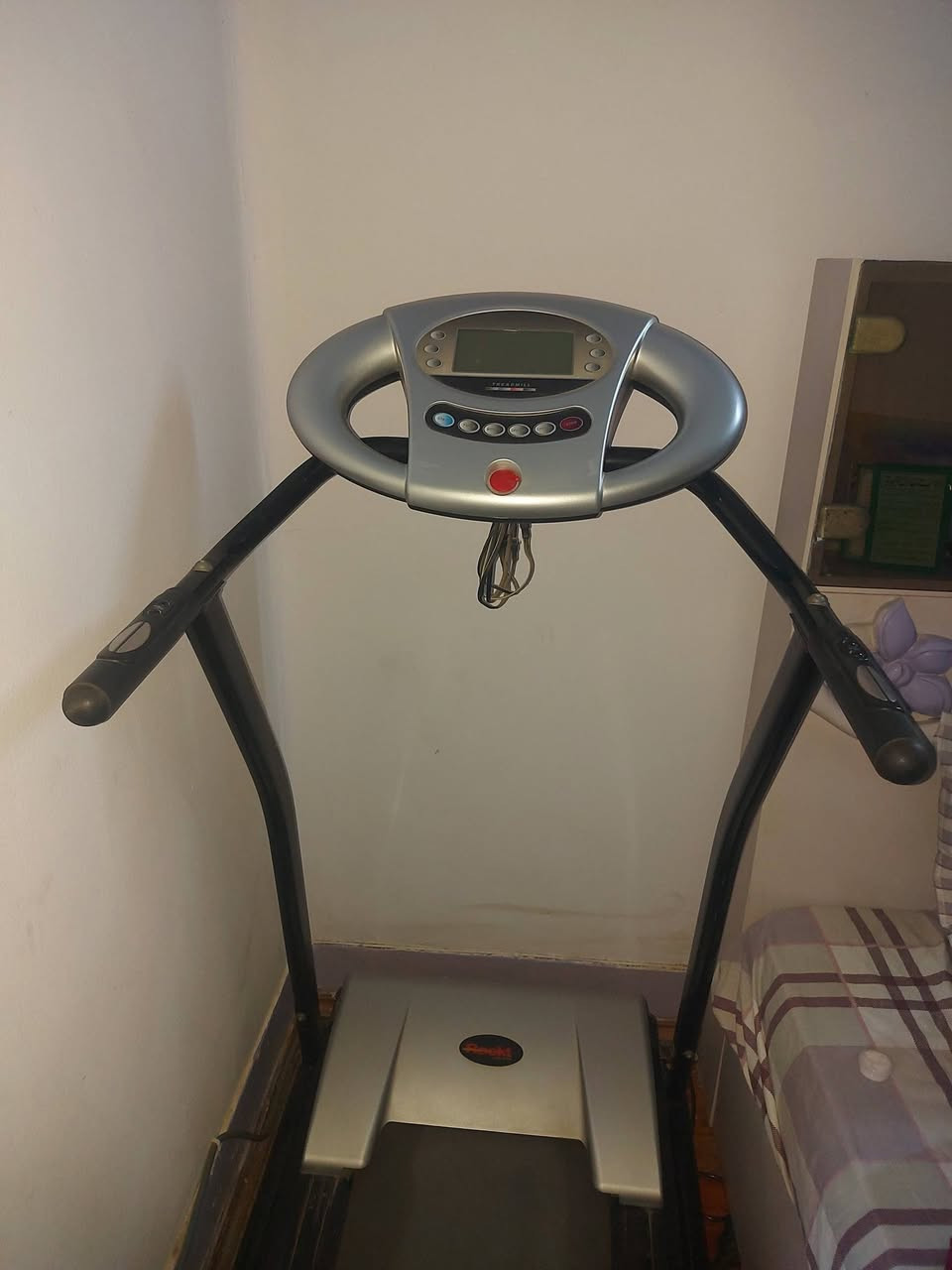 مشاية كهربائية
المواصفات: 
• ​الماركة: Rock
• ​الموديل: GW-1322C 
• ​القوة: 1500 Watt 
• ​الكهرباء: 220V 
• ​الشاشة الديجيتال واللوحة  شغالة تمام (تقيس السرعة، الوقت، المسافة، والسعرات). 
• ​ملحوظة للأمانة: المشاية بتعمل صوت  عند التشغيل بسبب عدم الاستخدام لفترة، وتحتاج فقط لنقاط زيت سيليكون مخصوص للمشايات (موجود في أي محل رياضي)،


**إذا كنت صاحب هذا الإعلان وتريد حذفه لأي سبب، رجاءا أرسل رسالة إلى الدعم الفني**