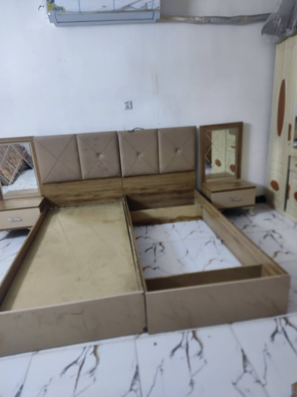 غرفه نوم تركية 300الف وبيهة مجال حق الجية مستعجل علا بيعتهة بيهة بس الجرباية وحده يرادلهة بلاويدة  ***********
