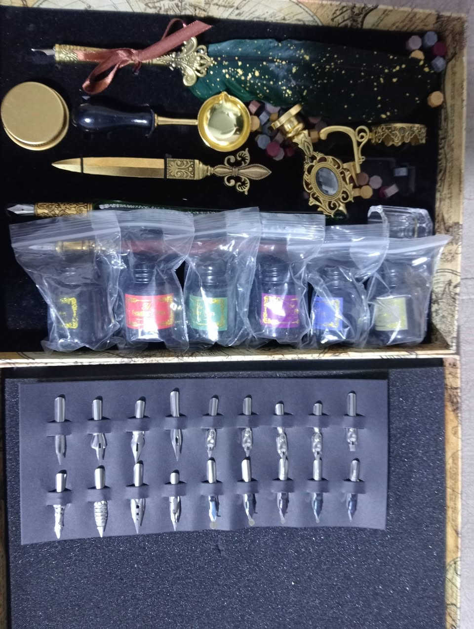 هذه مجموعة أقلام خط ريشة وحبر (Quill pen and ink set). الميزات الرئيسية للمجموعة تشمل: 
قلم ريشة مصمم للكتابة.
عدة عبوات حبر ملونة.
أختام شمعية وملعقة صهر الشمع.
عدة رؤوس (ريش) قابلة للاستبدال.
صندوق تغليف أنيق أو قاعدة تثبيت
💸السعر 25 الف عراقي 
📱***********
📌 بغداد
