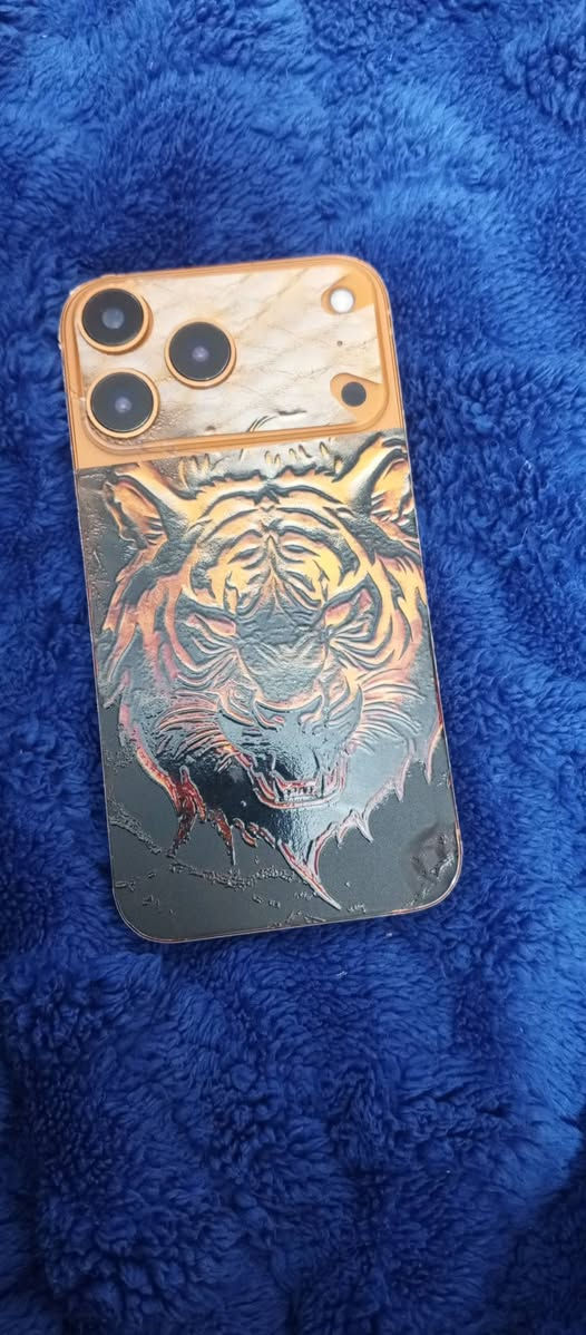 ايفون 11 محور ايفون 17
كسر بالشاشة وبالضهر
مغلف تغليف كامل للجمال 
مبدل بطارية اصلية 100 
حساس بصمة الوجه عطلانة ماعرف شبيها
الجهاز ماتي استعمال شخصي نضيف وبي حساباتي كاملة بيه 
سعرة 170 الف 
خاص او اتصال ***********
