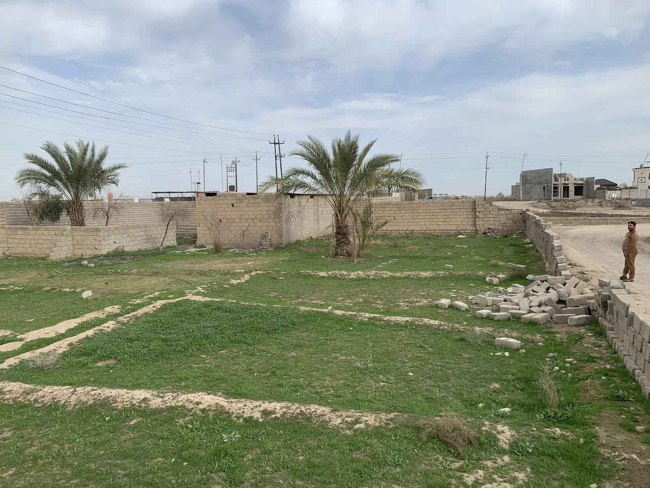 السلام عليكم
ارض زراعية للبيع مقسمة على 3 قطع كل قطعة 318متر 

العنوان الزراعة مجاور مشروع ماء العملاق الحايط على الحايط

ملاحظة: ترك شارع بعرض ٦ امتار موازي لحايط العملاق يتصل بالسدة ونهايته شارع تبليط لقاعة القطمير ...مسافة الشارع مامحسوبة ضمن ٣١٨ 

للأستفسار اكثر 

الاتصال على الرقم :***********
