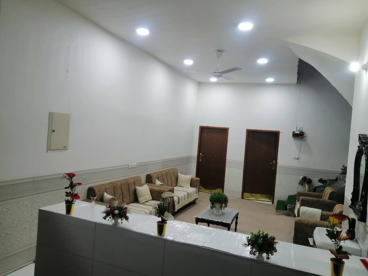 سلام عليكم بيت ركن للبيع مساحة 275متر  يفتح على حديقه بحي شرطه صوب الكبير مجاور أسواق الخليج   البيت مطلوب إسكان  بنيان حديث اتصالة***********
