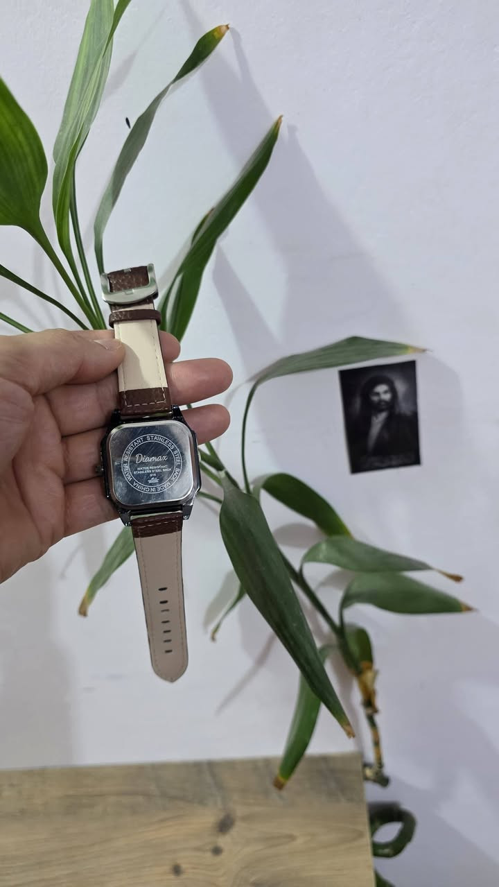 ساعة يد انيقة مربع بحواف ناعمة⌚
▫️مناسبة :كاجوال شبه رسمي✅
▫️ارقام عربيه
▫️عداد تاريخ 📅
▫️الضهر مختم
▫️عقارب مضيئة في الضلام
تصميم كلاسيكي انيق يناسب جميع الاذواق✨


**إذا كنت صاحب هذا الإعلان وتريد حذفه لأي سبب، رجاءا أرسل رسالة إلى الدعم الفني**