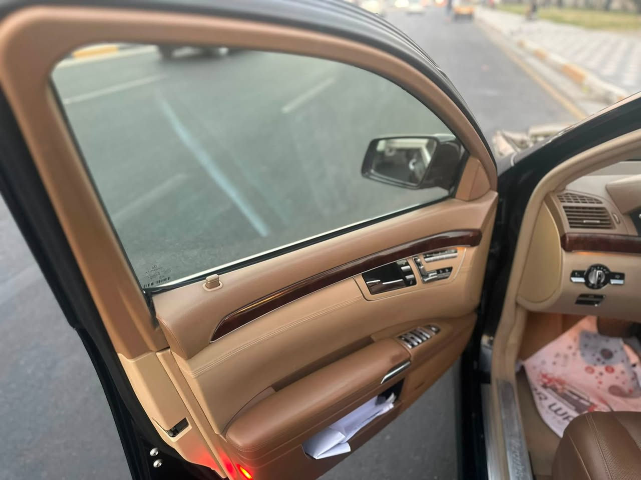 السلام عليكم
مارسيدس S500 خليجيه فول الفول 

موصفات معروفه ب500 

لارج 

5 بردات 

دبل جام 

داخل عسلي بالكامل 

تبريد 3 قطع 

شاشات خلفيه 

دبل ماوس أبواب وصدوك شفط 

تخم تاير عليها جديد

صدر خلفي امامي جديد 

بلوتوث زرع 

محدثة 2013 تحديث كامل حتى الشاشات الداخليه 

لايت ويا الستيرن يفتر 

ناضور ليلي 

كأمره خلفيه بلاديه 

مري شفط وقلاب 

بانوراما 

سياره جديده بمعنى الكلمة 

مكفوله من حادث من صبغ 

ماشيه 175 الف كشنات خلفيه أماميه تدفئه وتبريد 

فول الفول مواصفاتها مكاني بغداد 

*********** 

*********** 

سعرها 185  وبيها مجال ماكو هيج سياره جديده بهذا السعر مستعجل واريد ابيع واليجي بي خير ويدلل
