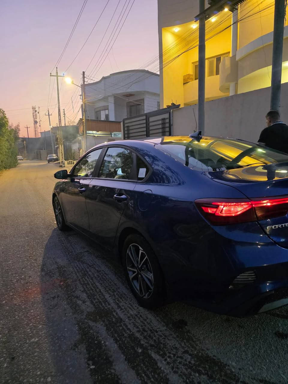 السلام عليكم كيا فورتي لون ازرق موديل 2022 رقم اربيل  الجديد نص مواصفات رادارات نقط عمياء 5ويل كب لد امامي وباقي المواصفات المعروفه السياره ماشيه 46 ميل بدون ايرباك مكينه 2000 دوش حادثهه موضح بالصور جاملق وبنيد وبيهه كلير من امريكا باب السايق وشوي من الباب الخلفي مكينه كير تبريد حداده كله كفاله السعر 132 وبيهه مجال للشراي مكاني بصره 
للاستفسار :*********** البصرة, العراق
