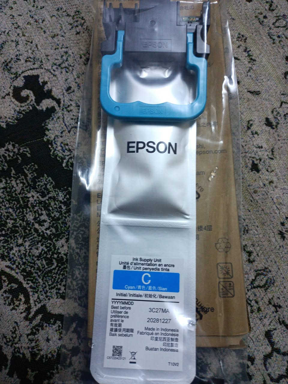 عندي بهذا شكل احبار طابعه كافه الون 
الي يحب يتوصل هذا رقمي
***********
