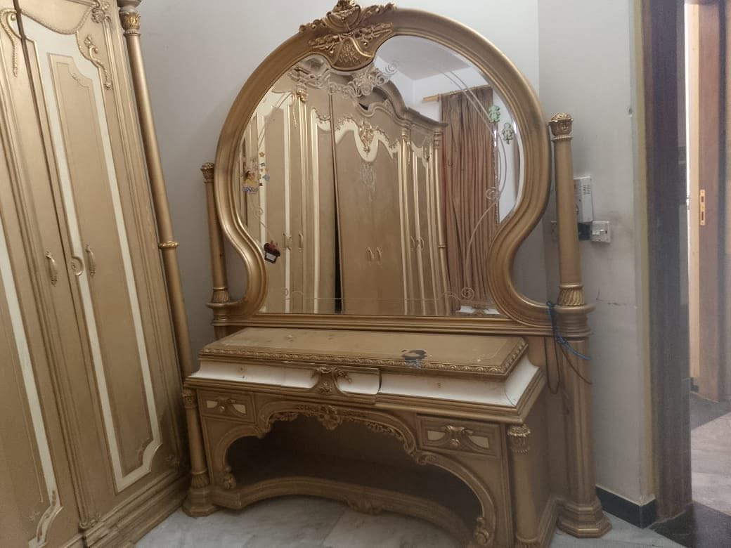 للبيع غرفه نوم مصريه مستمله في حاله جيده  6قطع أضرارها فقط نرماده ابواب السعد 900الف المكان بغداد منصور داودي الاتصال واتساب ***********
