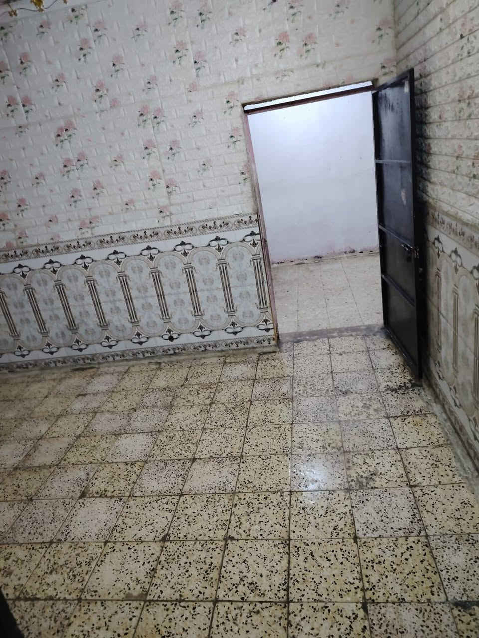 بيت ايجار مساحه100متر بيت حلوه مرتب حي العامل شارع اكش محافظه العمارة تواصل ويه هذا رقم ***********
