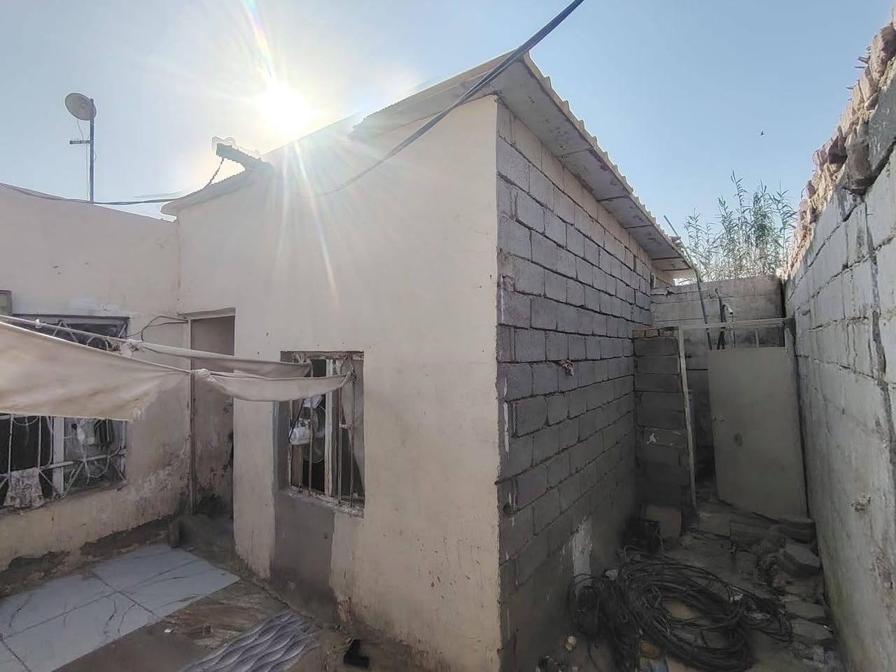 بيت تجاوز للبيع
مكون من غرفتين وصاله صغيره وصاله جبيره ومطبخ وحمامات داخليه وخارجيه البيت شيلمان فقط الصاله سندويج العنوان حي الفرات بشارع العقيله زينب قرب اعداديه المتميزات وكلشي قريب محلات ومدارس ومستوصف للاستفسار:‏‪***********‬‏
