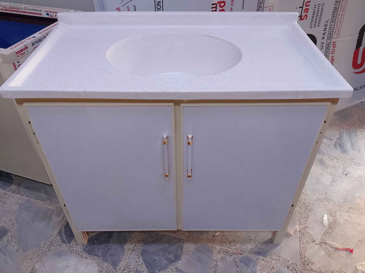 سنك مترمرمر جديد 140 الف ابواب طبقتين مغلف بلاستيك من الداخل ضد الماء مقوى بجسور تحت الارضيه والرف توصيل موجود جميع مناطق البصره حجز وتساب *********** البصرة, العراق
