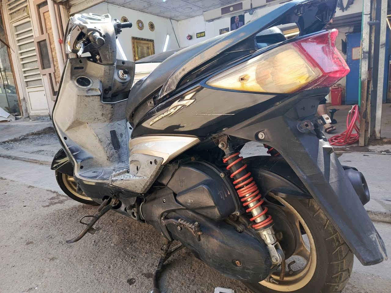 السلام عليكم سكنس فحل نكرة سلف مكينه ممفتوحه 
مكفولة مابيه اي نقص تايرات جدد باتري جديد كله شغال عارضه ب700 وبيه مجال مكاني الاعظميه رقمي ***********
