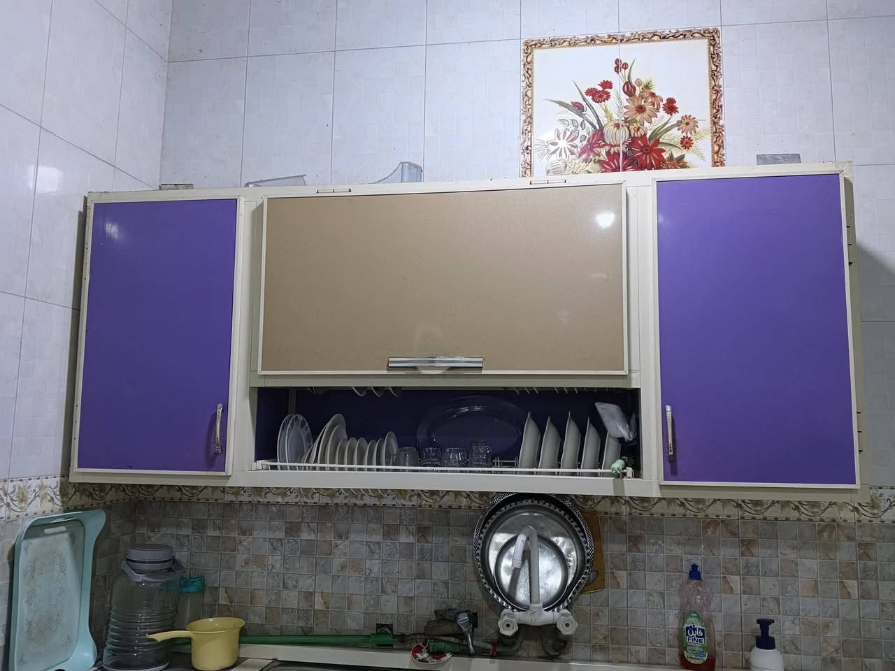 كاونتر مطبخ ألمنيوم بحالة جيدة ولون مميز (بنفسجي-بيجي)

القياسات:
سنك أرضي بطول مترتين
معلق علوي طوله مترين
واضافة (سفلي) بطول متر ونصف 
الحالة: مستعمل (توجد بعض التشققات البسيطة في واجهة الأدراج كما هو موضح بالصور، لكن الهيكل سليم وعملي جداً والدواخل نظيفة وقوية)

المميزات: الألمنيوم سهل التنظيف ومقاوم للرطوبة، وتصميمه يوفر مساحة كبيرة للأجهزة الكهربائية والمواعين

السعر 350
للاستفسار التواصل على الخاص


**إذا كنت صاحب هذا الإعلان وتريد حذفه لأي سبب، رجاءا أرسل رسالة إلى الدعم الفني**