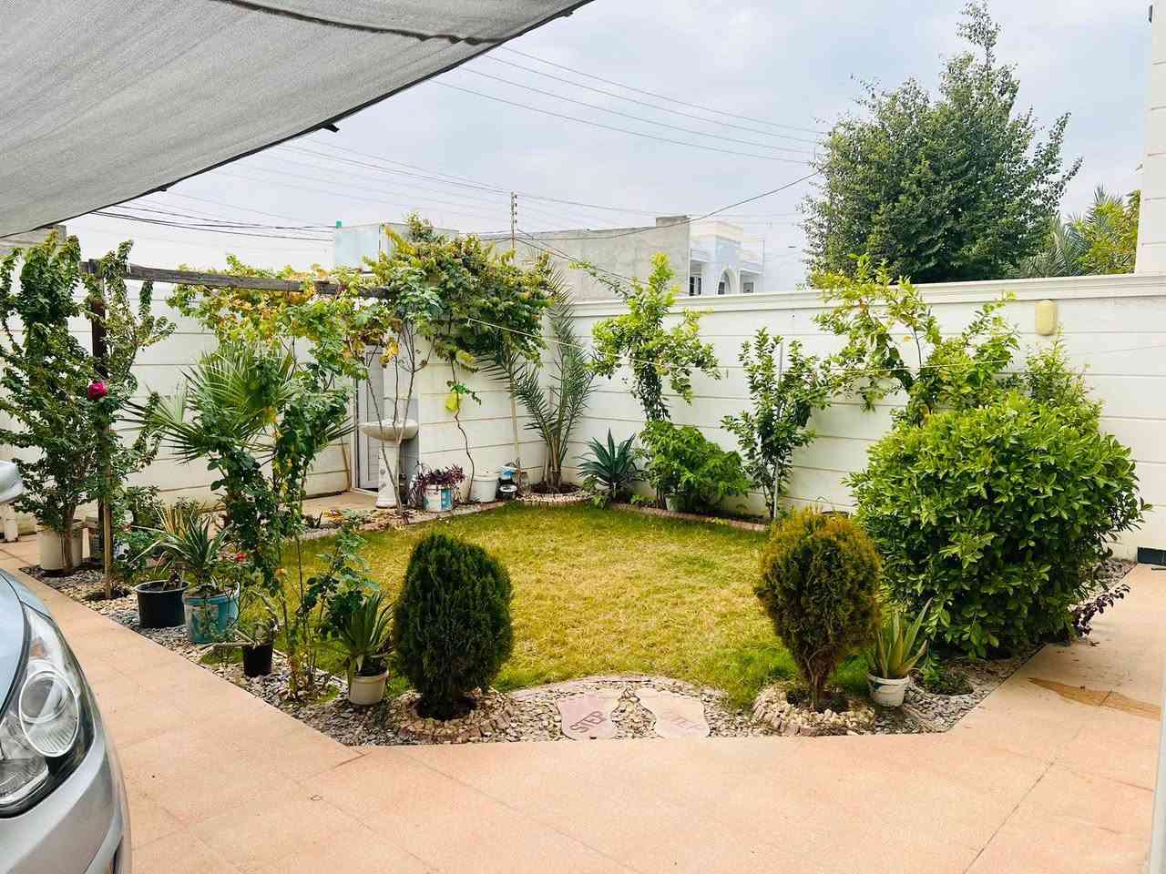 دار للبيع دوانم المعمل شارع البوحوفي 
المساحه ٣٠٠م طابقين تحويل مباشر بأسم المشتري الطابق الاول 
 استقبال ٤ م ونص×٨م 
صاله.  ٤ م ونص ×٨ م
مطبخ ٥ م × ٦ م
غرفه نوم ٤ م×٦م
غرفه نوم سويت ٤ م×٥ م
أرضية البيت مرمر طبيعي
الطابق الثاني
٢ غرف نوم وصاله كبيرا ومجموعه صحيه
كراج يحوي سيارتين
حديقه كبيرا
حمامات عدد ٤ +مجموعه صحيه خارجيه
البيت منظومة غاز ومنظومة نفط ومنظومة مكافحة الارضه
السعر 210مليون قابل للتفاوض
الاتصال مع صاحب الدار*********** 
      *********** واتساب
