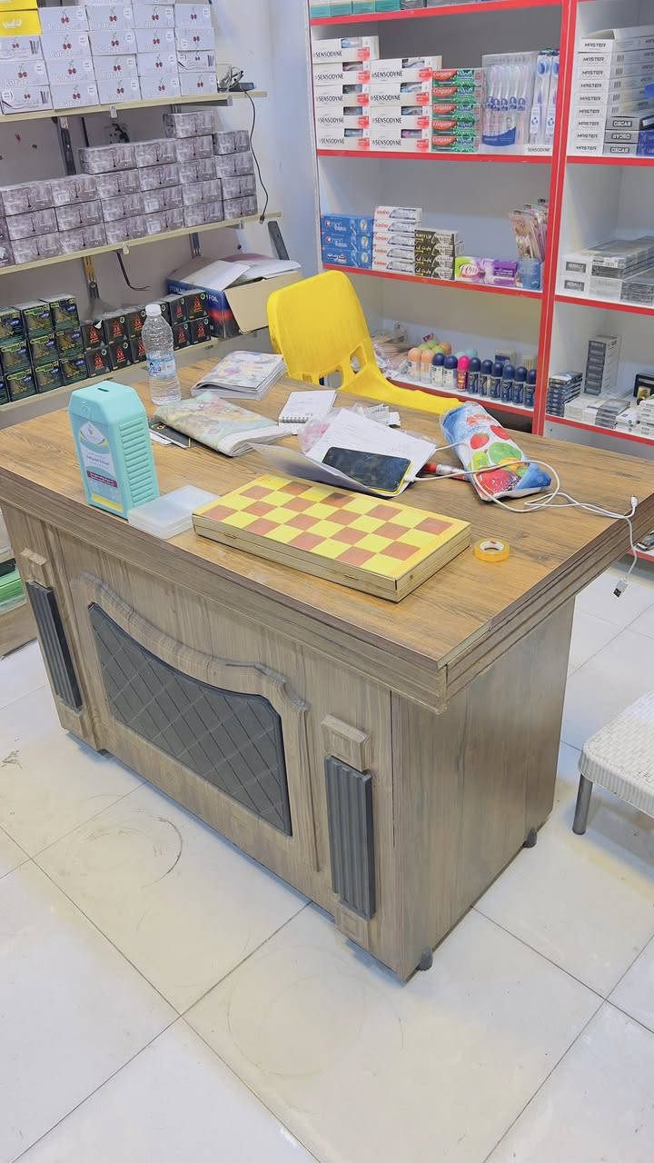 ميز مكتبي للبيع بسعر مناسب جدا للتواصل واتساب *********** عنوان حي اور
