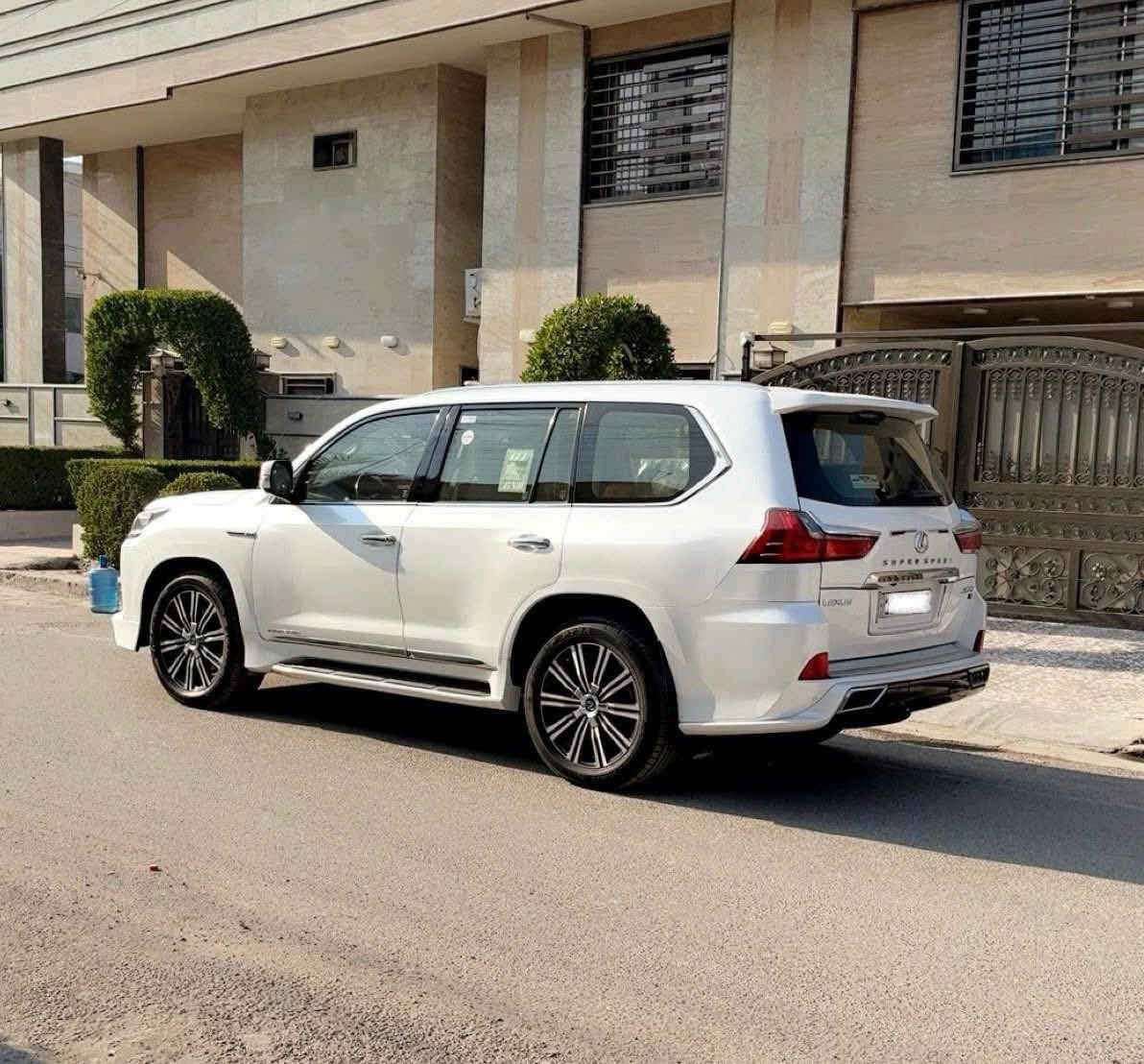 لسلام عليكم 
الكزس سوبر سبورت موديل. 2018. ابريم  فول 1/1  جكااات 
مكفولة  جديده 
رقم بغداد هزه وفحص جديد
السعر 660 بيها مجال
الاتصال عل رقم.   ***********     بغداد 
المواصفات فول 1/1 جكات
