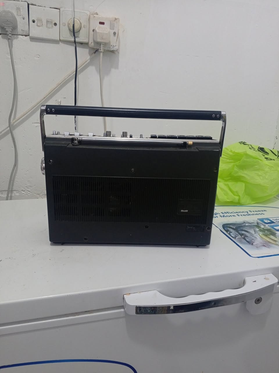 السلام عليكم اخوان عندي هذا الجهاز سوني ياباني اصلي وزن ثقيل 8 باتري كبير جهاز شغال اواكس ومسجل ماعدا الراديو سحبه ضعيف السعر 60 الف للاستفسار الاتصال على الرقم التالي 
***********
