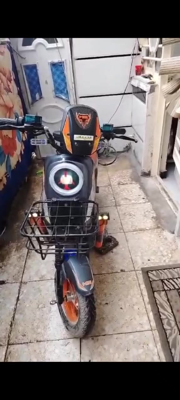 دراجه Hs بيه عطل متمشي بس تشحن عارضيه ٢٥٠ وبيه مجال مكلف بالنشر مكان البياع الشرطة الخامسة الشراي يتصل على الرقم ***********
