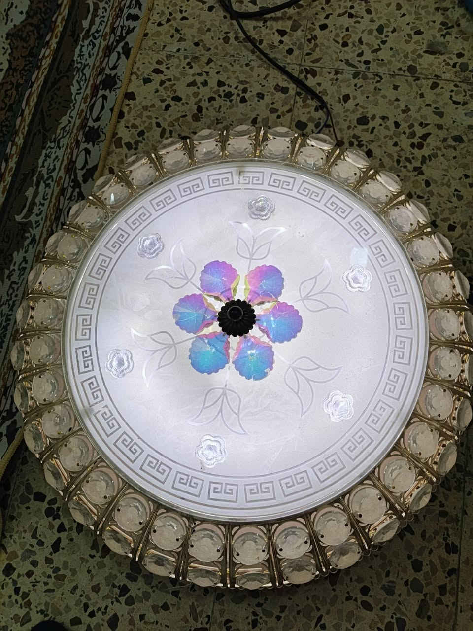 السلام عليكم عندي زوج ثرياث للبيع ومثل ماشفون بل صور ثلاثة ألوان بيهن سعرهن ٨٥ ألف وهذا رقمي ***********/*********** ومكاني بل المحموديه
