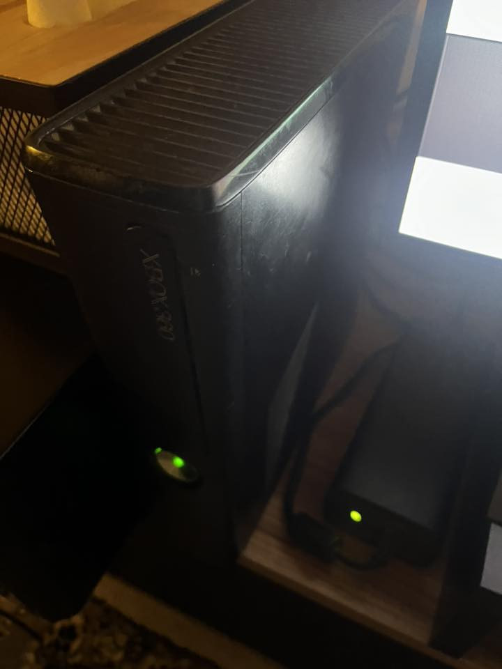 Xbox 360
مع هارد ١٠٦ لعبه 
مع ٢ جويستك اصلي 
السعر ١٠٠ الف
***********
