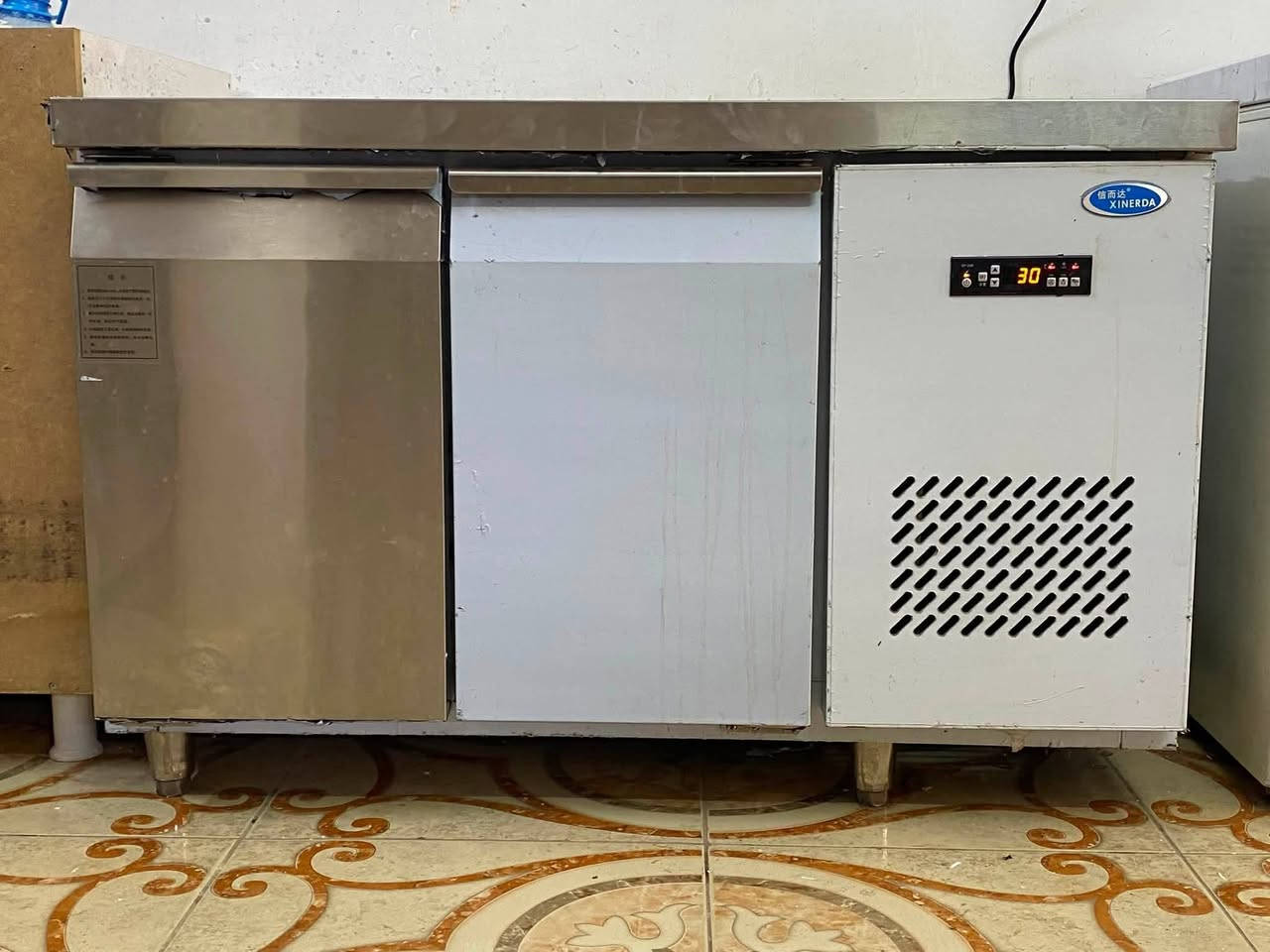 للبيع ثلاجة و ميز عمل (ثلاجة كاونتر سفلية بابين)
ستانلس ستيل بالكامل من ماركة XINERDA الأصلية المعروفة، مستعمل استعمال خفيف وبحالة ممتازة جداً ونظافة توب

المواصفات والمميزات:
• 2 في 1 (شغل وتبريد): سطح الميز ستيل صافي وثقيل ومسطح بالكامل، ممتاز لفرش العجين والتحضير أو تنحط فوكاه اجهزة ثانية . والأسفل عبارة عن ثلاجة حفظ تبريد بابين واسعة ومجهزة برفوف

• التحكم الديجيتال: مجهز بشاشة رقمية حديثة لضبط ومراقبة درجات التبريد بدقة عالية وسهولة.

• الحالة: القطعة نظيفة جداً، الستيل خالي من الطعجات، الماطور تبريده توب وصوته ناعم وشغال على الفحص والتجربة.

• الكهرباء: اقتصادي وعملي جداً ويشتغل على المولد العالي وبدون أي مشاكل.

مكمل وجاهز للشغل المباشر بالمطاعم، الكافيهات, أو المخابز.

• السعر: [900,000 دينار]
• المكان : [الفلوجة/ الانبار]
• للاتصال والاستفسار: [***********] اتصال او واتساب

