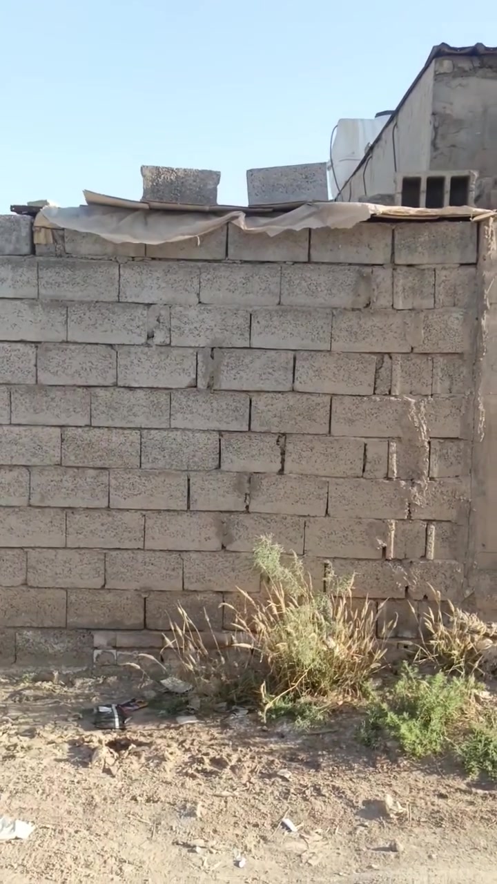 السلام عليكم قطعه ارض للبيع زراعي سند 25 قرار محكمه مسيجه وكامله خدمات موجودة في منطقة الگرغوليه قرب مدرسة المسار بالظبط مساحه الارض 190م واجه 15م نزال 13م  التواصل مع الرقم ***********
