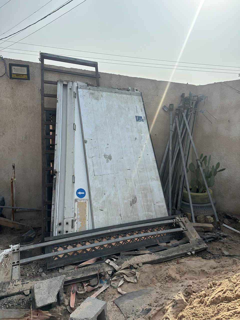 للبيع بس الجادر كامل هوه. والمحجر. وتعلاوته  مفصخ وجاهز.  سعر 10 ورقات                                ‭0771 732 8152‬
