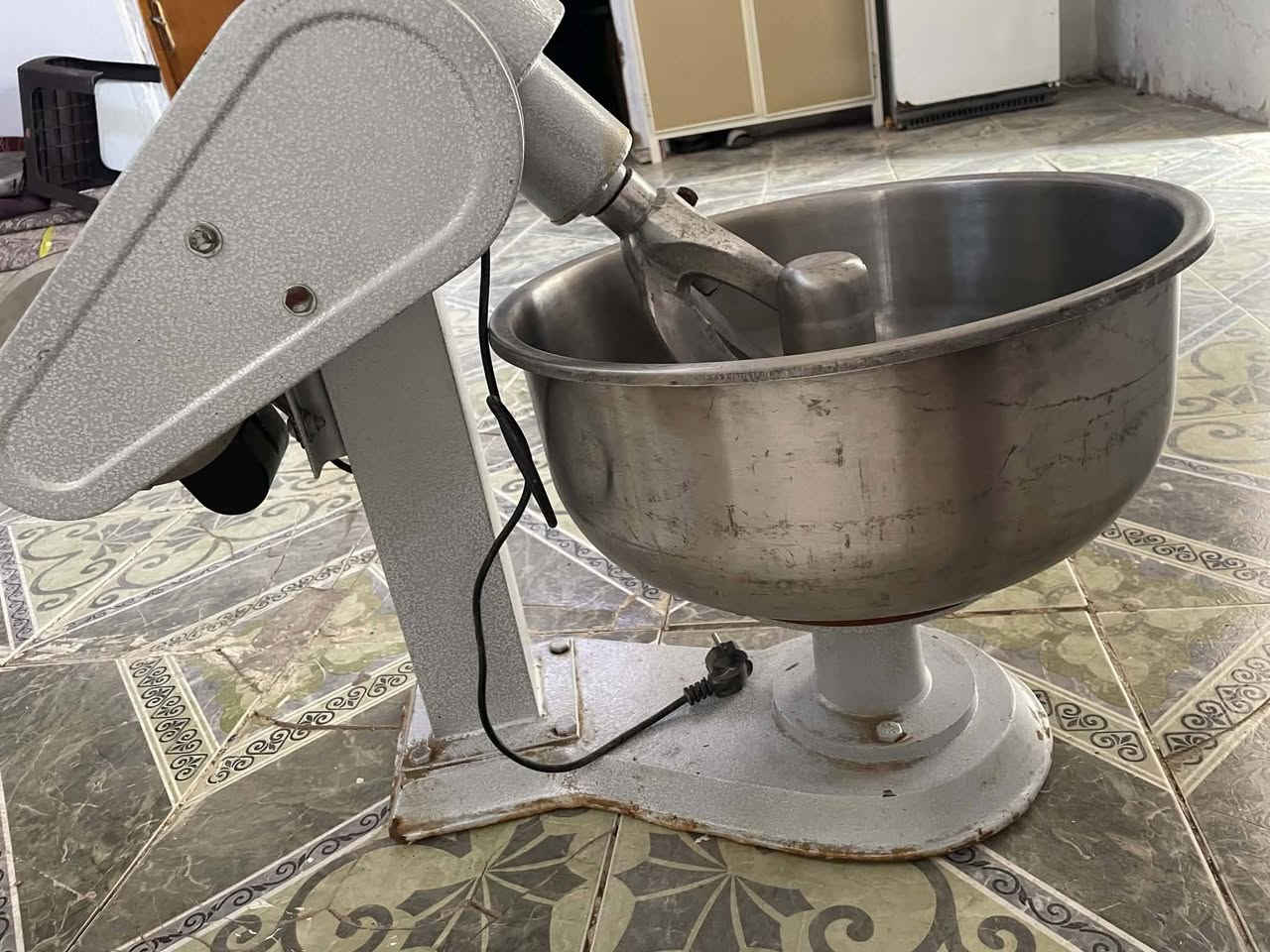 عجانه سعة 15 كيلو استعمل جداً قليل السعر ٢٥٠ الف ويحتوي على ماطور كهربائي قوي ومكاني نجف للتواصل خاص او واتساب ***********
